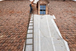 L'Etat de Vaud augmente les moyens à disposition des propriétaires et des communes pour les rénovations énergétiques. Ils passent à 75 millions en 2024 (photo d'illustration). KEYSTONE/VALENTIN FLAURAUD